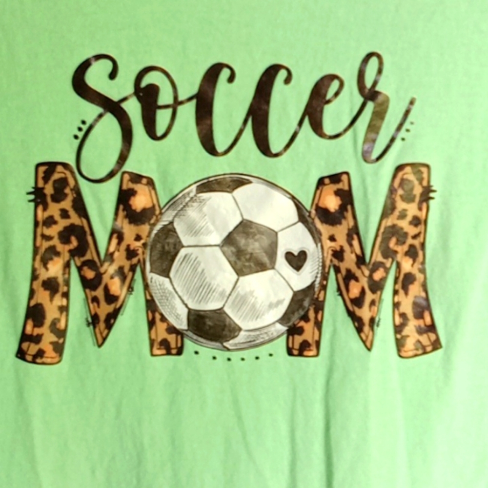 Soccer mom ⚽ Medium Gildan t shirt